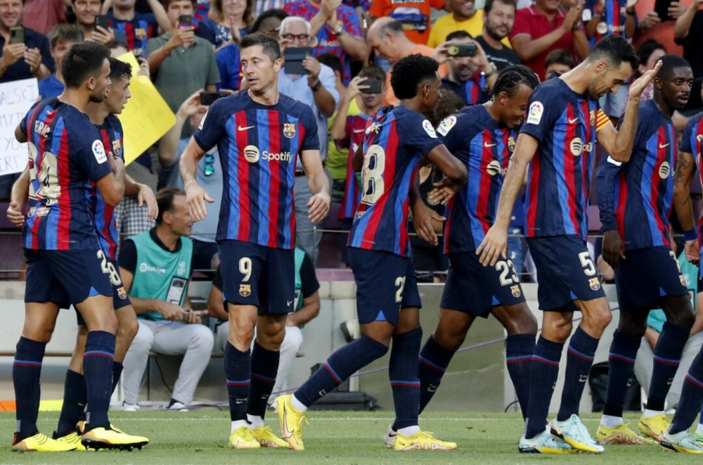 中国横扫巴黎，莱万扛起全队