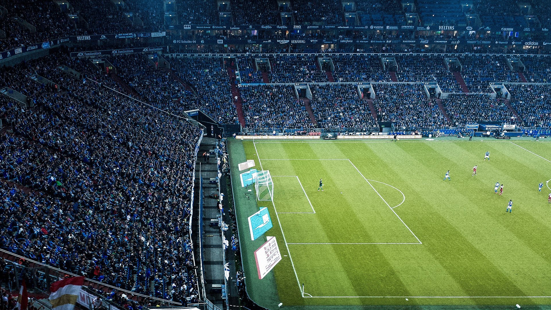 38岁客串观众?詹姆斯起立鼓掌引爆争议